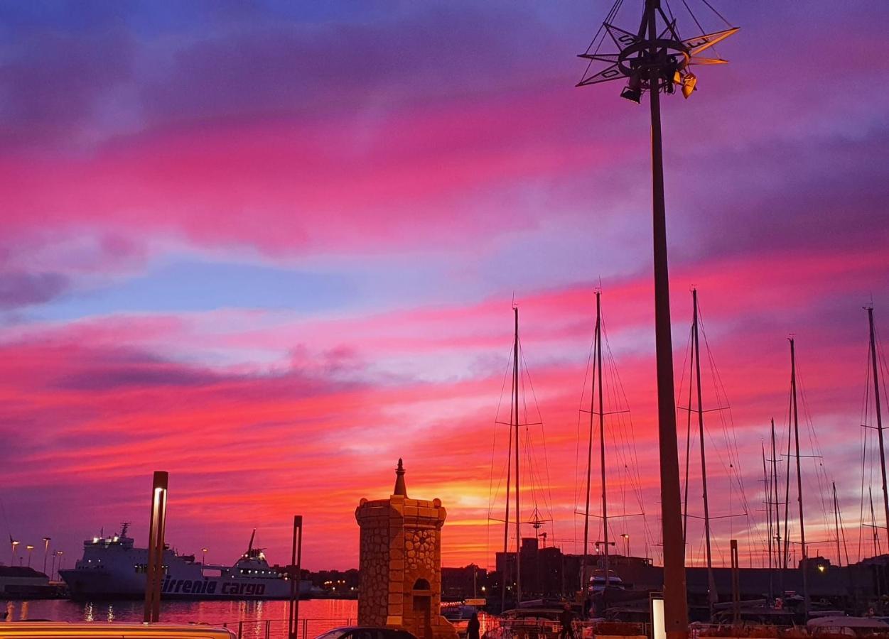 Apartment Vsg25 Nel Centro Di Cagliari Exteriör bild